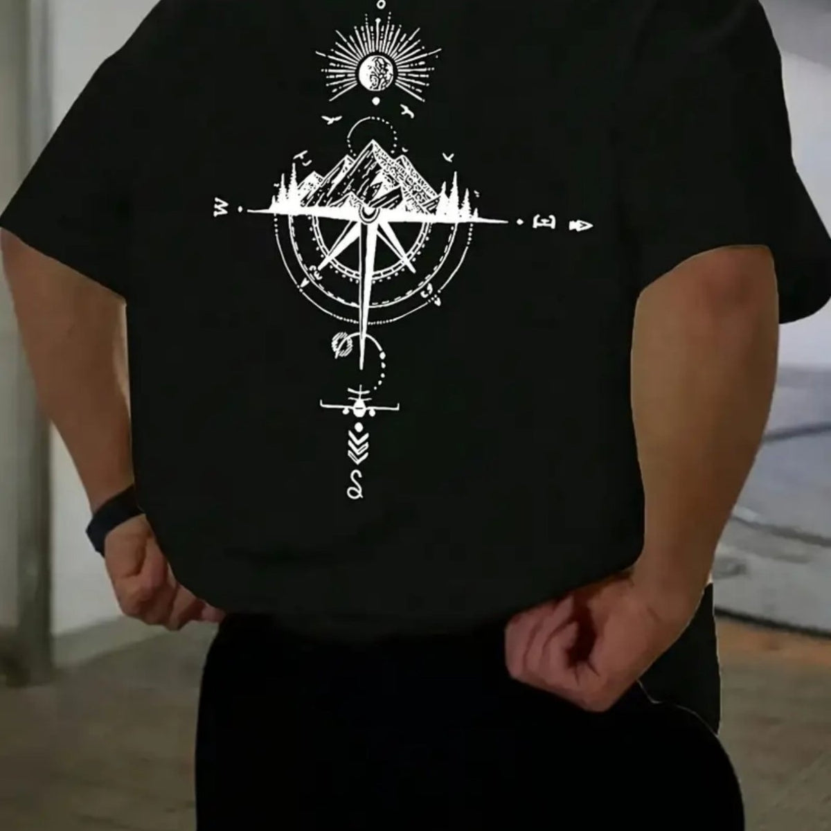 Camiseta con espalda estampada para hombre: diseño minimalista de cruces y círculos. Camiseta de algodón suave y transpirable para uso diario y formal. Top casual para cualquier temporada para los amantes de la moda urbana